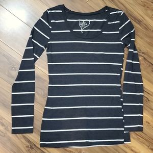 Women's Rue21 Size Large Long Sleeve Top. This Top is Gray and White in color.